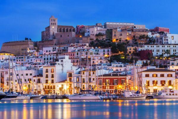 Ibiza ciudad de noche